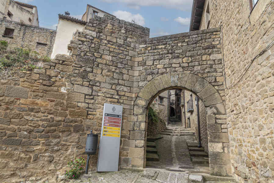 Zaragoza - Sos del Rey Católico 36 - Portal de Uncastillo.jpg